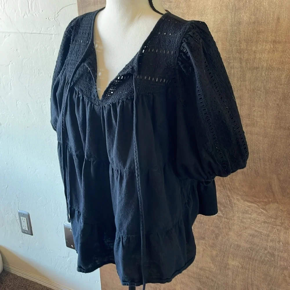 Old Navy black Eyelet Peasant Blouse